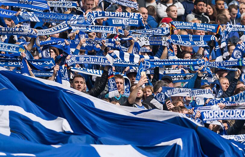 "Wir danken der Mannschaft, dass sie uns auch in dieser Saison so zahlreich hinterhergereist ist." (Transparent der Fans von Schalke 04 beim letzten Saisonspiel in Ingolstadt)