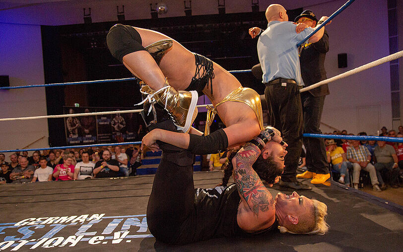 Frauen-Wrestling: Micaela Schäfer verletzte sich beim Kampf gegen Alpha Female