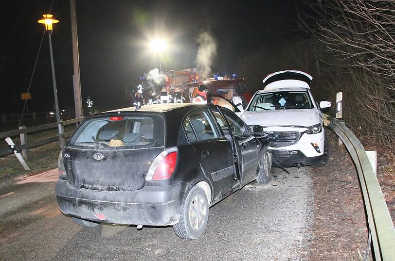 Am Donnerstagabend ist ein Mann auf glatter Straße in den Gegenverkehr geraten und frontal mit dem Auto eines 23-Jährigen zusammengestoßen.