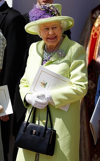 Die Queen in Zitronengelb