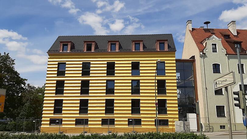 Mit seinem neuen "Goldenen Haus" an der Inneren Münchener Straße in Landshut bietet Malermeister Franz Rebl erneut Zündstoff für Diskussionen.