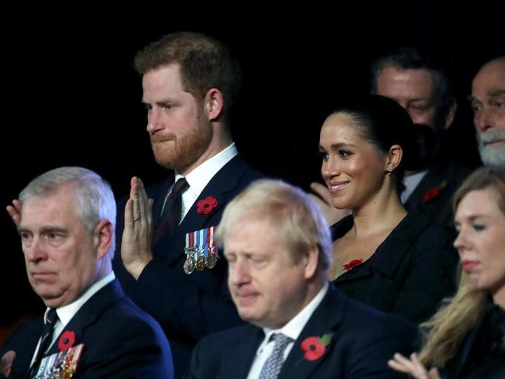 Harry und Meghan stehe in der Royal Albert Hall weit entfernt von William und Kate, die neben der Queen ihren Platz hatten.
