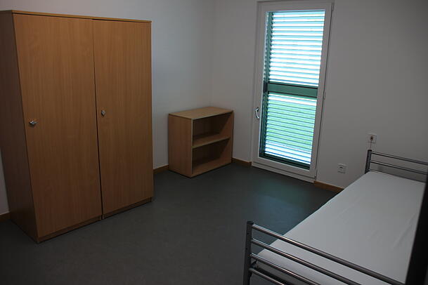 Ein Schrank, ein Regal, ein Bett: Für viel mehr ist in dem 14 Quadratmeter großen Zimmer gar kein Platz. Ein Schrank, ein Regal, ein Bett: Für viel mehr ist in dem 14 Quadratmeter großen Zimmer gar kein Platz.