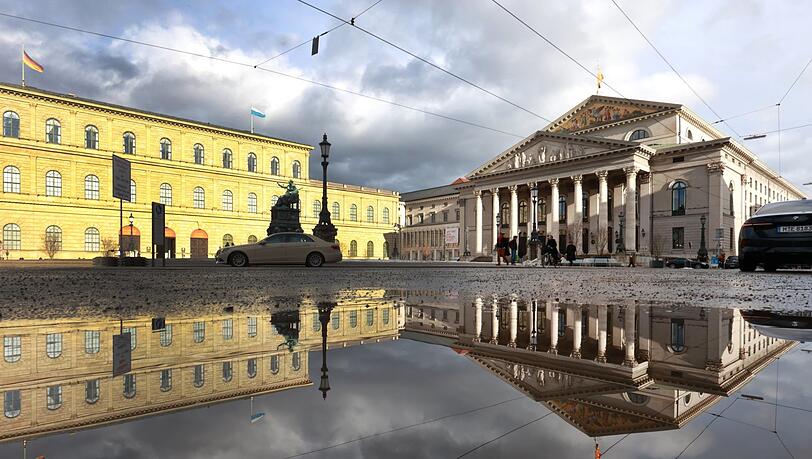 Ein See am Opernplatz, wie der Max-Jospeh-Platz gerne verballhornt wird? Fast schaut es so aus. Ein See am Opernplatz, wie der Max-Jospeh-Platz gerne verballhornt wird? Fast schaut es so aus.