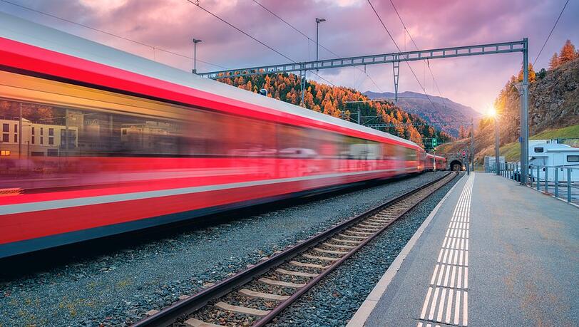 Je nach Startbahnhof sind viele europäische Städte in deutlich unter fünf Stunden mit dem Zug zu erreichen. Je nach Startbahnhof sind viele europäische Städte in deutlich unter fünf Stunden mit dem Zug zu erreichen.