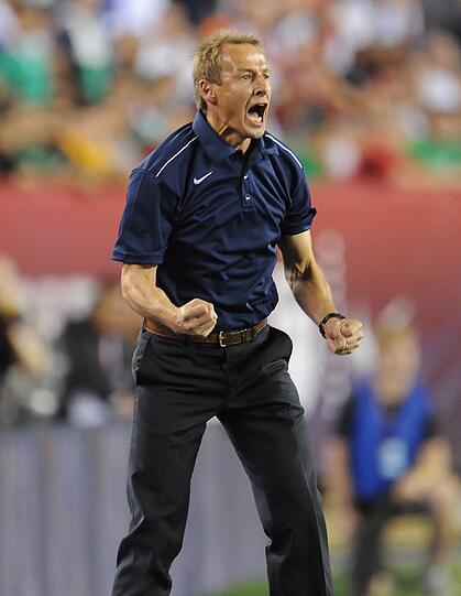 1:1 gegen Mexiko - Beim erstebn Spiel der US-Fußballnationalmannschaft mit Jürgen Klinsmann hüpfte der Coach am Spielfeldrand wie ein Flummi. Die Bilder.