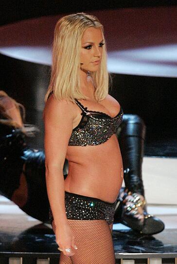 ...und nach ettlichen Eskapaden, stand sie dann so wieder auf der Bühne: rundes Bäuchlein, stemmige Schenkel und etwas schlabberige Oberarme. Muss denn dann so ein Outfit wirklich sein, Britney?