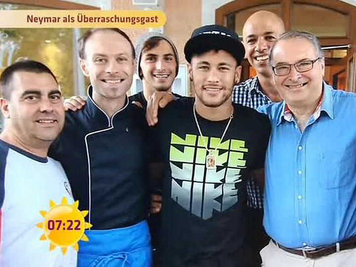 Neymar in Mitten der Belegschaft der Erdinger Pizzeria "La Padella"
