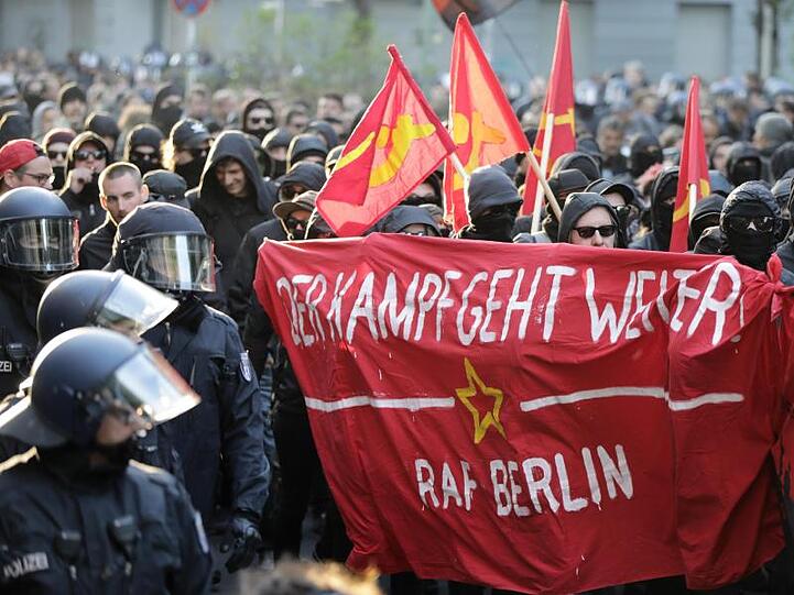 Demonstranten ziehen durch Berlin.