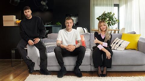 Toni Kroos (M.), Shirin David und Nader Jindaoui sind Teil der diesjährigen #missingtype-Kampagne der DRK-Blutspendedienste.