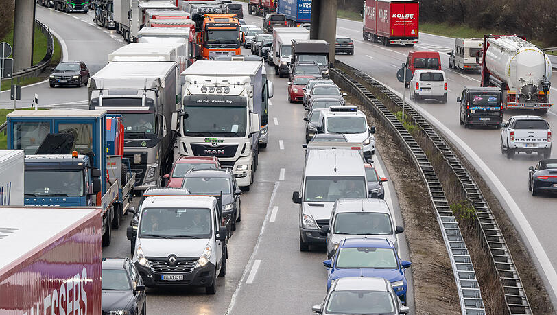 Kein seltenes Bild, bald noch öfter? Pkw und Lkw stehen auf der Autobahn A99 dicht an dicht vor dem Allacher Tunnel im Stau. Kein seltenes Bild, bald noch öfter? Pkw und Lkw stehen auf der Autobahn A99 dicht an dicht vor dem Allacher Tunnel im Stau.