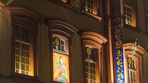 Seit fast 30 Jahren werden jeden Abend Fenster des Rathauses ge&ouml;ffnet und so beleuchtet, dass sich ein gro&szlig;er Adventskalender ergibt.