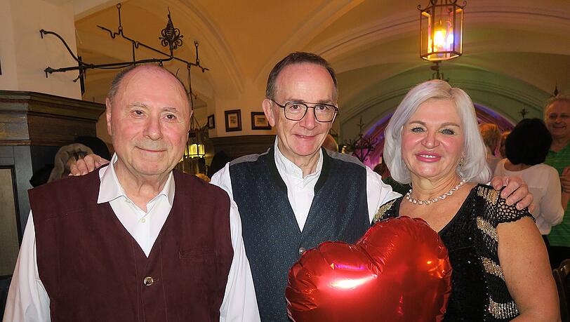 Olga Legin und Karl Gonschewski (l.) sind zwei von unz&auml;hligen Stammg&auml;sten, die sich wahrlich herzlich von Ratskeller-Wirt Peter Wieser (M.) verabschieden. Sie trauern ihm jetzt schon nach.