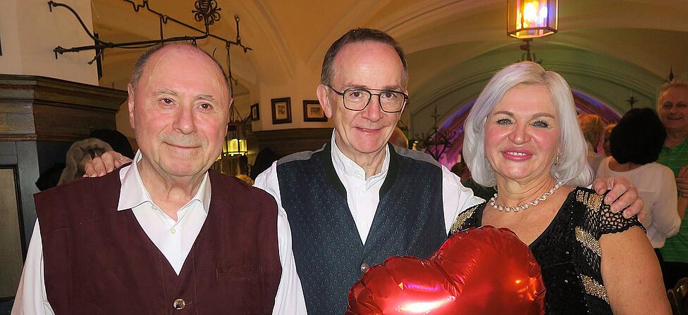 Olga Legin und Karl Gonschewski (l.) sind zwei von unz&auml;hligen Stammg&auml;sten, die sich wahrlich herzlich von Ratskeller-Wirt Peter Wieser (M.) verabschieden. Sie trauern ihm jetzt schon nach.