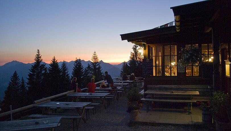 2009: Abendstimmung an der Vorderkaiserfeldenh&uuml;tte vor der Renovierung.
