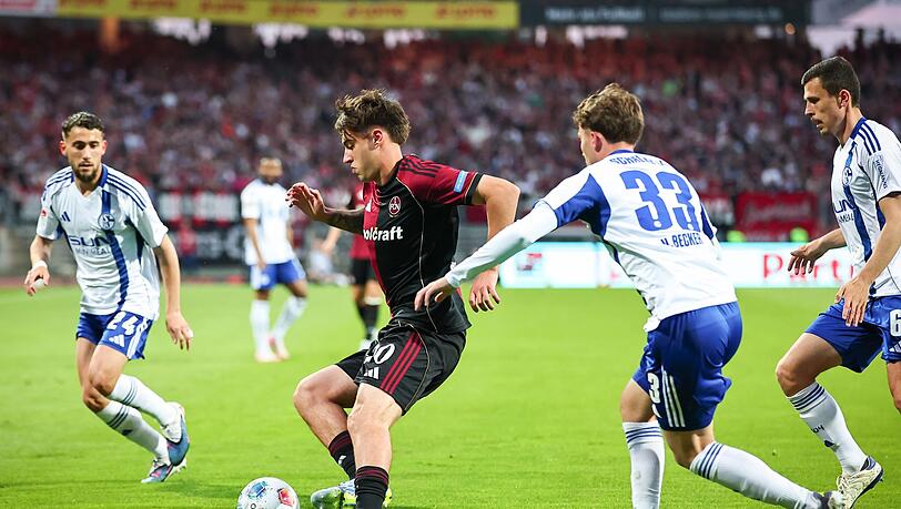 Javier Fernandez (2.v.l.) spielt auch kommende Saison in Nürnberg. (Archivbild) Javier Fernandez (2.v.l.) spielt auch kommende Saison in Nürnberg. (Archivbild)