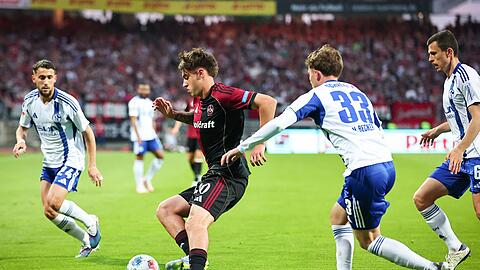 Javier Fernandez (2.v.l.) spielt auch kommende Saison in N&uuml;rnberg. (Archivbild)