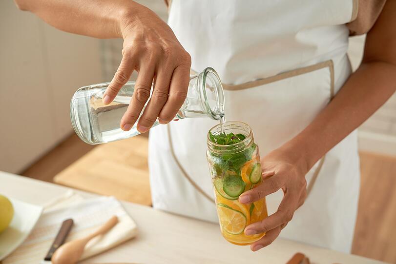 Leckeres Infused Water lässt sich mit nur ein paar Handgriffen schnell zubereiten. Dafür mischt man Lieblingszutaten mit stillem Wasser und lässt das Getränk etwa eine Stunde lang ziehen, damit sich das volle Aroma entfalten kann. Bei der Wahl der Zutaten sind der eigenen Kreativität keine Grenzen gesetzt. Erlaubt ist, was schmeckt. Wie etwa die folgende Mischung ... Leckeres Infused Water lässt sich mit nur ein paar Handgriffen schnell zubereiten. Dafür mischt man Lieblingszutaten mit stillem Wasser und lässt das Getränk etwa eine Stunde lang ziehen, damit sich das volle Aroma entfalten kann. Bei der Wahl der Zutaten sind der eigenen Kreativität keine Grenzen gesetzt. Erlaubt ist, was schmeckt. Wie etwa die folgende Mischung ...