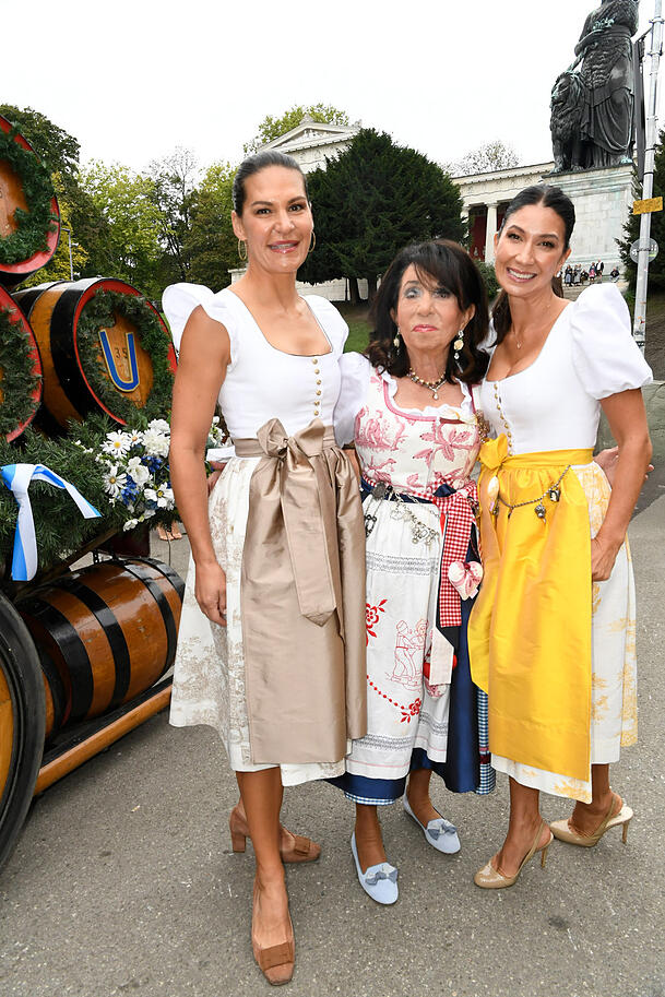 Die nächste (Sixt-)Generation: Mietwagen-Königin Regine Sixt und ihre Schwiegertöchter Noni (r.) und Andrea Sixt (l.) bei der Damenwiesn 2025. Die nächste (Sixt-)Generation: Mietwagen-Königin Regine Sixt und ihre Schwiegertöchter Noni (r.) und Andrea Sixt (l.) bei der Damenwiesn 2025.