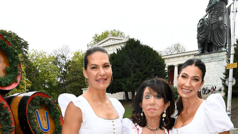 Die n&auml;chste (Sixt-)Generation: Mietwagen-K&ouml;nigin Regine Sixt und ihre Schwiegert&ouml;chter Noni (r.) und Andrea Sixt (l.) bei der Damenwiesn 2025.