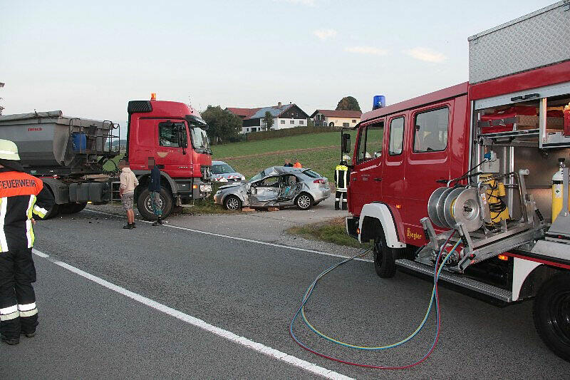 Auf der B12 bei Birkach kam es am Donnerstagmorgen zu einem schweren Verkehrsunfall mit tödlichen Folgen.