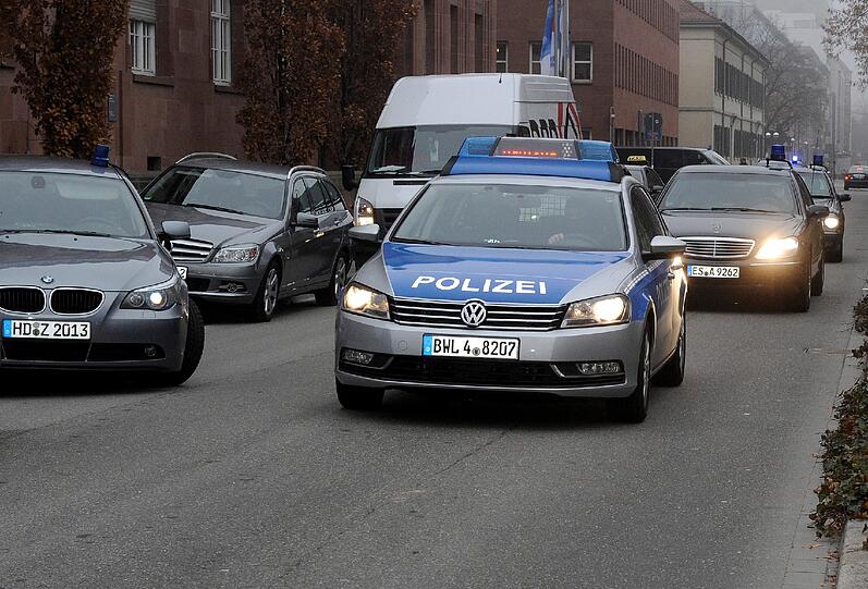 Weil er das
Trio nach dessen Untertauchen 1998 unterstützt haben soll, ist er
nach Auffassung der Bundesanwaltschaft dringend verdächtig, Beihilfe
zu sechs Morden und einem versuchten Mord der NSU-Terrorzelle
geleistet zu haben.