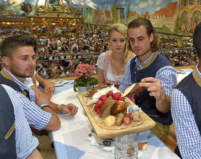 Traditioneller Ausflug der Löwen aufs Oktoberfest. Der TSV 1860 München feierte im Hacker-Zelt. Die Bilder.
