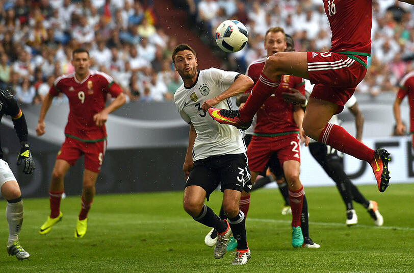 Jonas Hector: Note 2. Hatte die linke Seite gut im Griff und schaltete sich immer wieder in den Angriff ein. War mit einem guten Pass maßgeblich an der Führung beteiligt. Hatte nach 45 Minuten guten Minuten Feierabend.