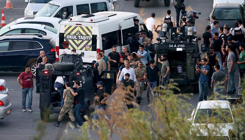 In der Türkei ist in der Nacht auf Samstag offenbar ein Militärputsch gescheitert. Die Bilder einer dramatischen Nacht.
