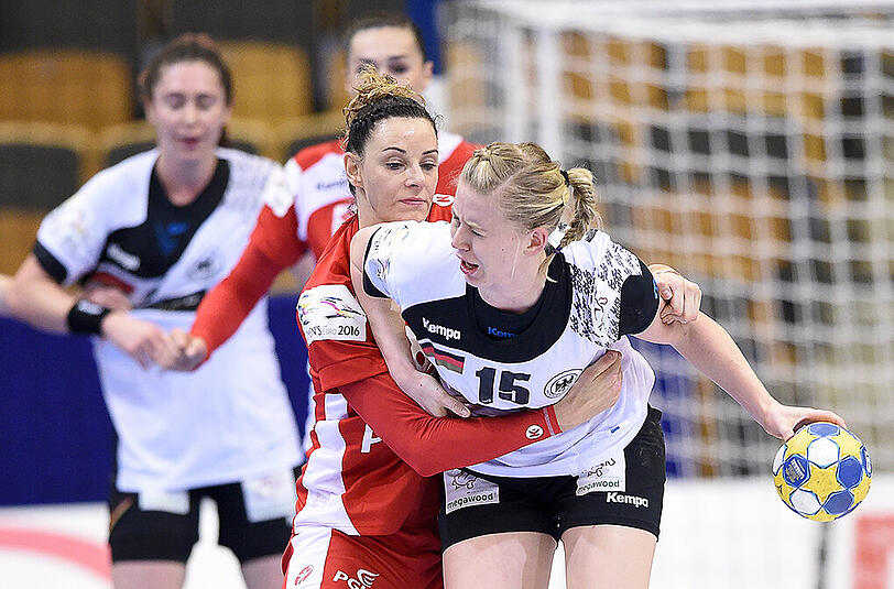 DHB-Spielerin Kim Naidzinavicius (rechts) wird von der Polin Marta Gega festgehalten.