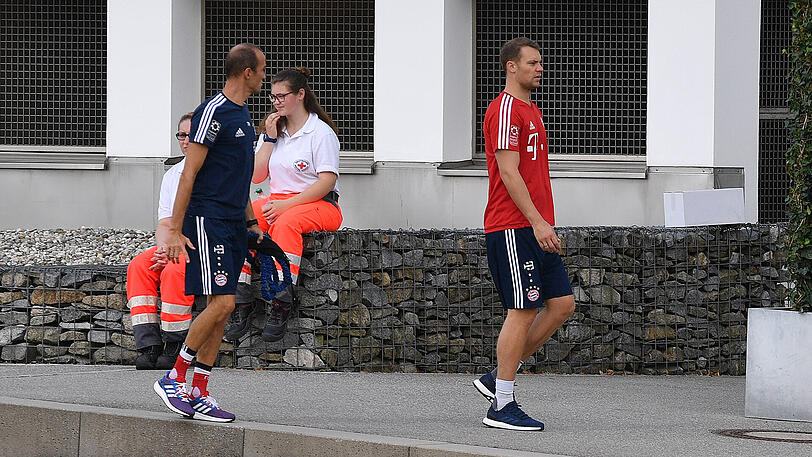 Bayern-Keeper Manuel Neuer (r.) gemeinsam mit Rehatrainer Thomas Wilhelmi.