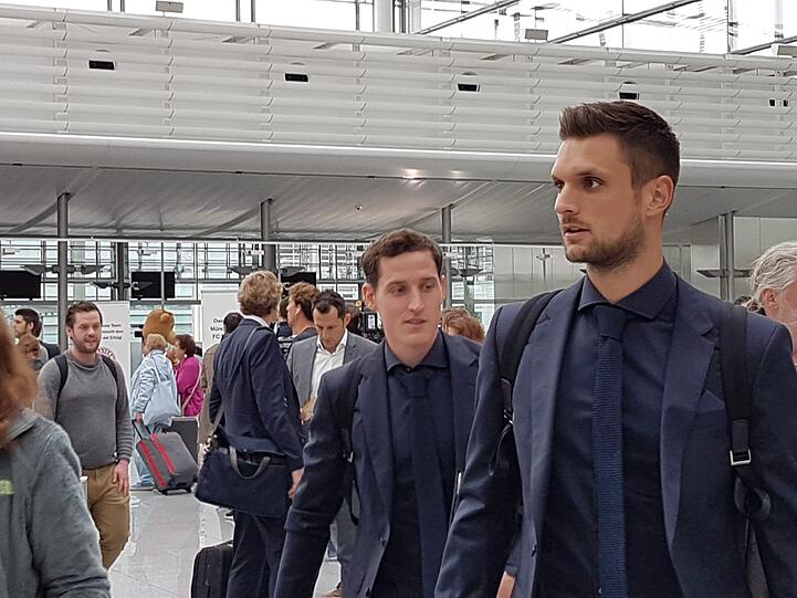 Die Bilder vom Abflug des FC Bayern nach Paris.
