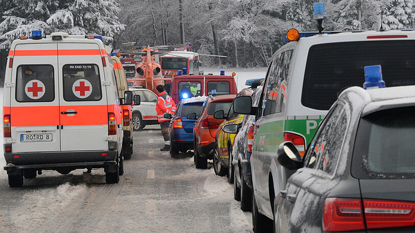Die Autofahrerin wurde schwer verletzt, die Schulkinder kamen hingegen mit dem Schrecken davon. Die Bilder vom Unfallort.