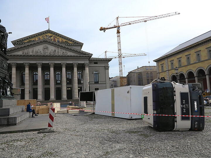 Vor dem Nationaltheater liegt ein umgekippter Lkw - die Bilder.