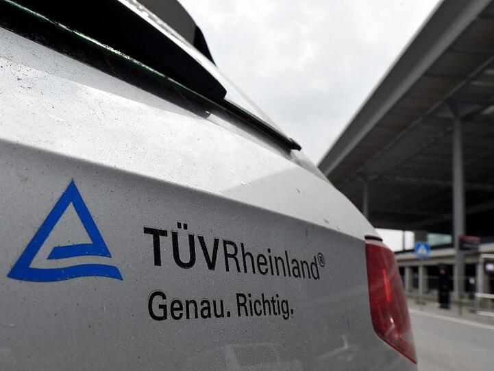 Ein Auto des TÜV vor dem Terminal des Hauptstadtflughafens.