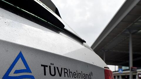 Ein Auto des TÜV vor dem Terminal des Hauptstadtflughafens.