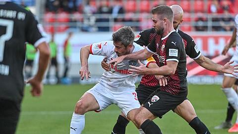 Fin Bartels von Kiel (l) kämpft mit Marc Stendera (2.v.l) von Ingolstadt um den Ball.