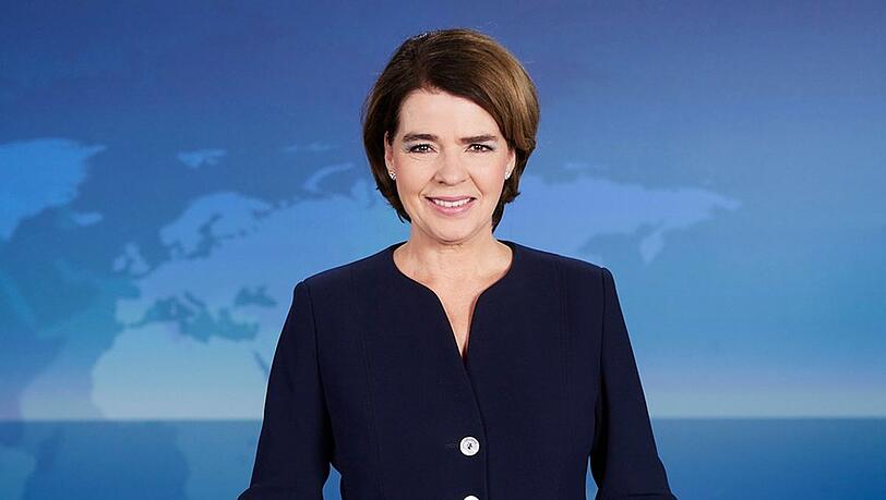 Susanne Daubner in der "Tagesschau"-Kulisse.
