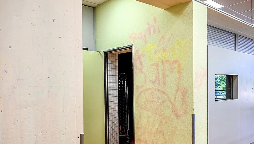 Die Abschlussklasse hatte in der Nacht zum 10. Juli Wände und Fassaden der Schule mit Kreidespray besprüht.