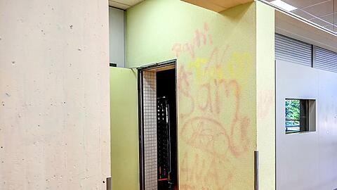 Die Abschlussklasse hatte in der Nacht zum 10. Juli Wände und Fassaden der Schule mit Kreidespray besprüht.
