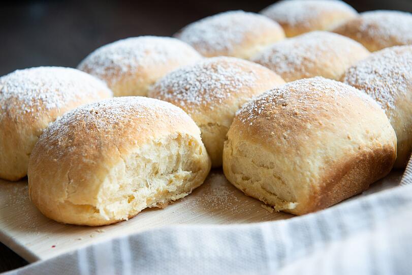 Aus Hefeteig mit Milch lassen sich weitere süße Nachspeisen wie Buchteln oder Rohrnudeln zaubern. Dafür werden Teigkugeln je nach Geschmack mit Zwetschgen, Pflaumenmus, Marzipan, Nüssen oder getrockneten Früchten gefüllt. Dicht nebeneinander in einer Springform werden die Teiglinge mit flüssiger Butter und Milch bestrichen. Nach 20 Minuten bei 180 Grad im Ofen ist das süße Gebäck fertig. Aus Hefeteig mit Milch lassen sich weitere süße Nachspeisen wie Buchteln oder Rohrnudeln zaubern. Dafür werden Teigkugeln je nach Geschmack mit Zwetschgen, Pflaumenmus, Marzipan, Nüssen oder getrockneten Früchten gefüllt. Dicht nebeneinander in einer Springform werden die Teiglinge mit flüssiger Butter und Milch bestrichen. Nach 20 Minuten bei 180 Grad im Ofen ist das süße Gebäck fertig.