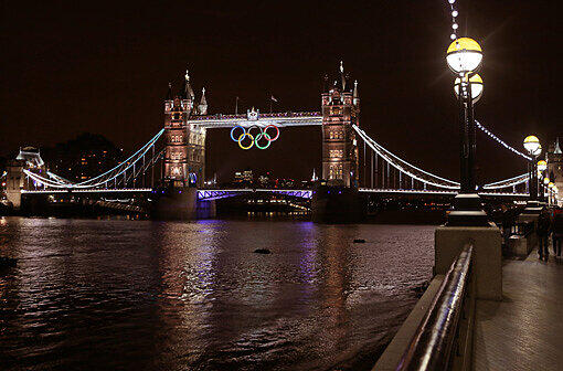 Die Feuerwerke funkelten, die Show faszinierte und ganz London war in Aufruhr: Am Freitagabend wurden die Olympischen Spiele 2012 mit viel Bombast eröffnet.
