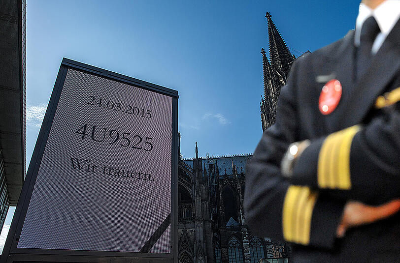 Eine Frau mit gefälschtem Ausweis und falscher Uniform wollte sich auf die Kölner Germanwings-Trauerfeier schmuggeln. Der Schwindel flog auf. (Archivbild)