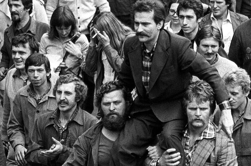 &bdquo;Ich will nicht, aber ich muss&ldquo;: Arbeiter tragen den Streikführer Lech Walesa im Sommer 1980 auf ihren Schultern zur Lenin-Werft in Danzig.
