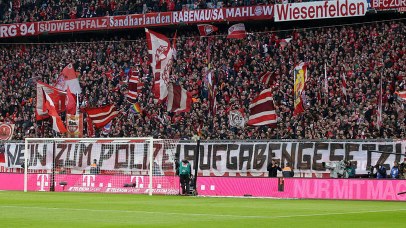 Protestierende Fußball-Anhänger: Beim Heimspiel der Bayern gegen Dortmund hängt am Zaun zur Fankurve ein Banner mit der Aufschrift &bdquo;Nein zum Polizeiaufgabengesetz&ldquo;.