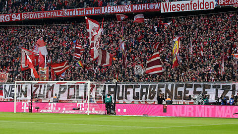 Protestierende Fußball-Anhänger: Beim Heimspiel der Bayern gegen Dortmund hängt am Zaun zur Fankurve ein Banner mit der Aufschrift &bdquo;Nein zum Polizeiaufgabengesetz&ldquo;.