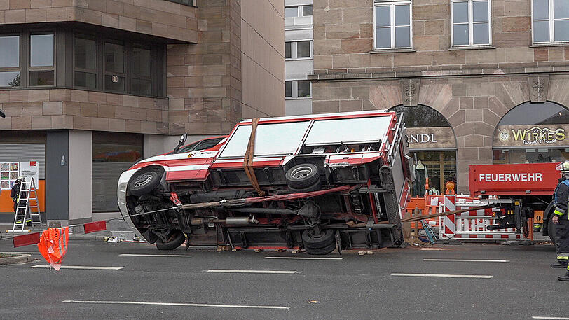 Auf einer Kreuzung stößt das Kleinalarmfahrzeug der Nürnberger Feuerwehr mit einem Audi A4 zusammen.