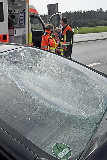 Die Bilder vom Verkehrsunfall auf der Bundesstraße 12 bei Hohenlinden.