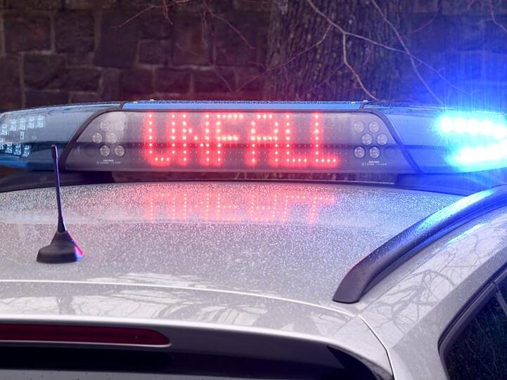 Ein Streifenwagen der Polizei steht mit Blaulicht an einer Unfallstelle. Foto: Carsten Rehder/dpa/Symbolbild