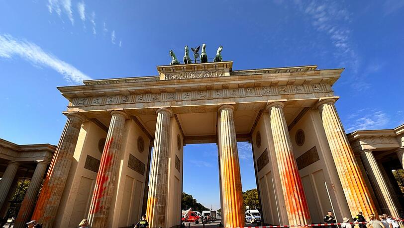 Mitglieder der Letzten Generation besprühten das Brandenburger Tor in Berlin im September vergangenen Jahres mit Farbe.